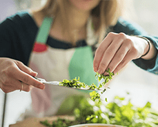 Une femme faisant une salade