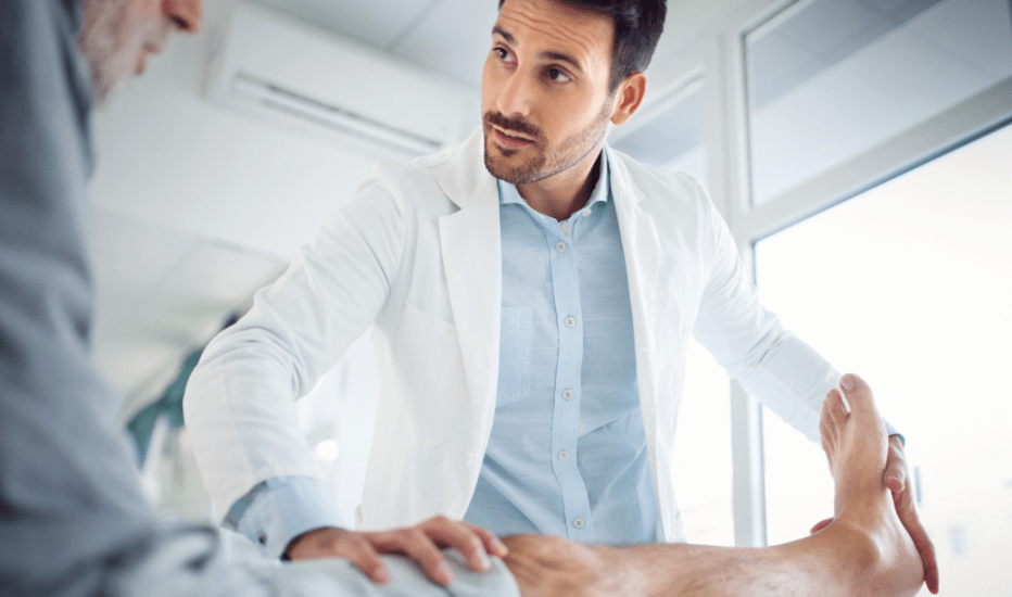 Physiothérapeute donnant des conseils à un patient