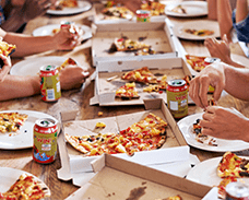 Pizzas sur une table